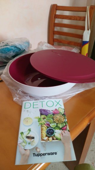 Bol Tupperware Grande Morado y Blanco 3,5 litros