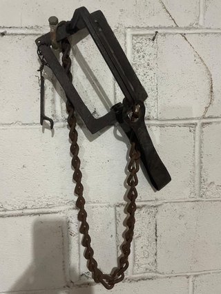 Trappola vintage in metallo con catena