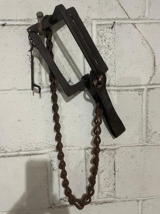 Trappola vintage in metallo con catena