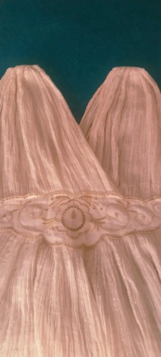 Vestido corto beige estilo griego