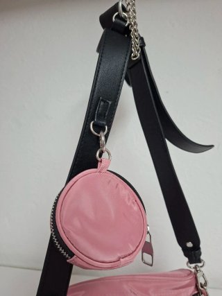 Bolso Stradivarius rosa y negro