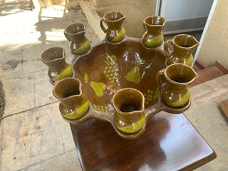 Cuervera antigua de Chinchilla con tazas