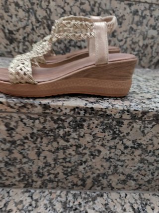 Sandalias doradas y marrones sin usar