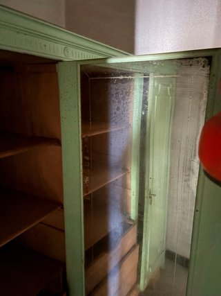 Mueble de madera con cajones y puertas