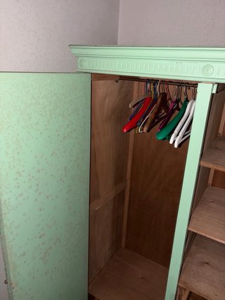 Mueble de madera con cajones y puertas