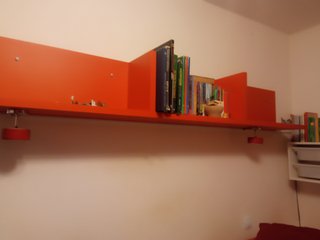 Habitación juvenil blanca y roja