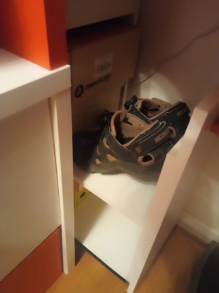 Habitación juvenil blanca y roja