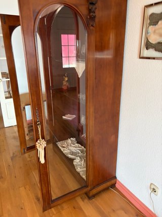 Mueble vitrina madera y cristal
