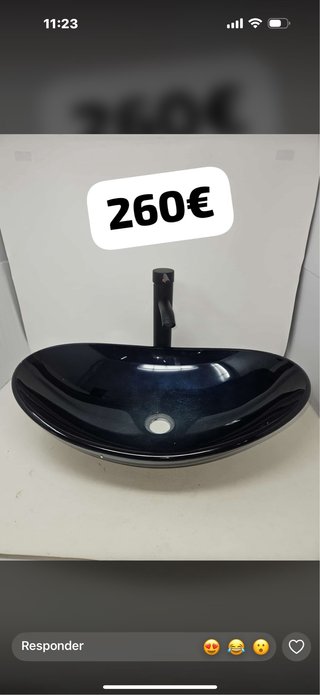 Lavabo de cristal negro con grifo