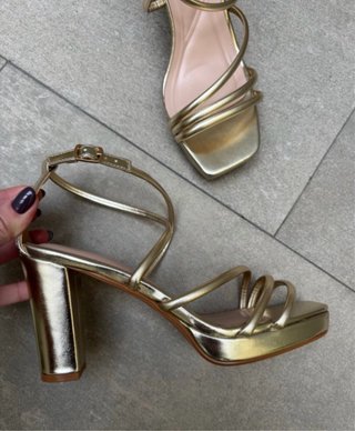 Sandalias doradas de evento