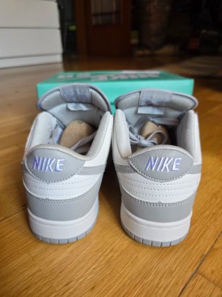 Zapatillas Nike grises y blancas