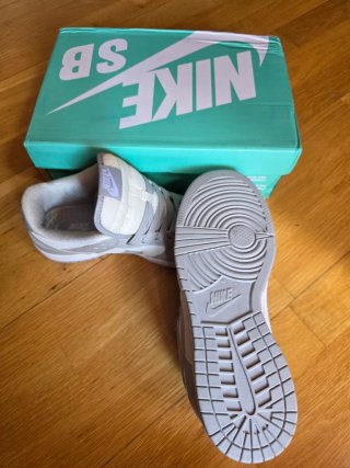 Zapatillas Nike grises y blancas