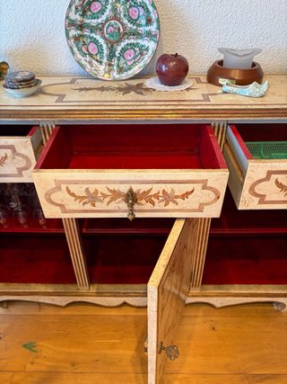 Mueble buffet beige y rojo con detalles dorados