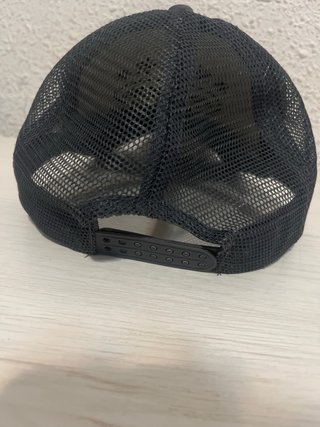 Gorra negra y gris con estrellas