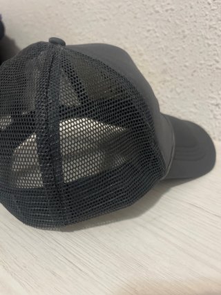 Gorra negra y gris con estrellas