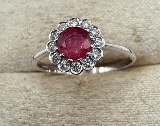 Anillo oro 18 kt rubí y diamantes