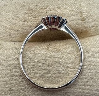 Anillo oro 18 kt rubí y diamantes