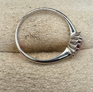 Anillo oro 18 kt rubí y diamantes