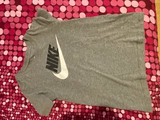 Camiseta Nike gris con logo