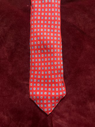 Corbata roja con estampado floral azul