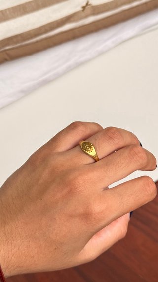 Anillo de oro con diseño de sol
