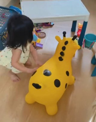 Giraffa saltellante gialla