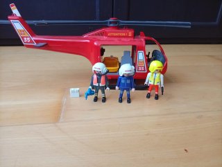 Helicóptero de juguete rojo