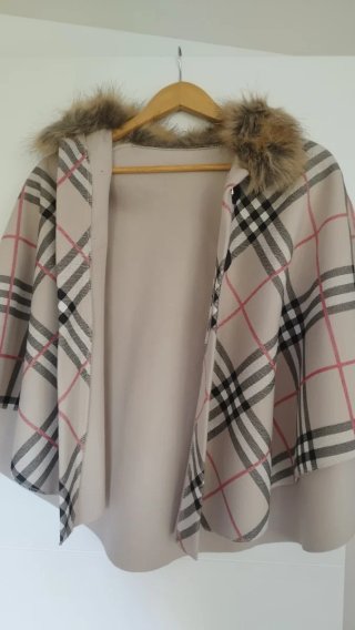 Capa de cuadros beige y rosa