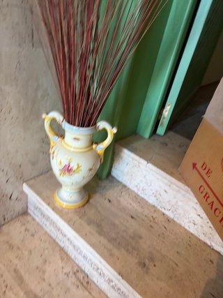 Jarrón de cerámica con flores pintadas