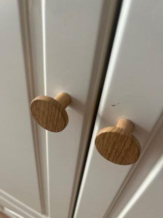 Armario baño beige con cajón y tiradores dorados