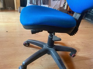 Silla de oficina ergonómica azul
