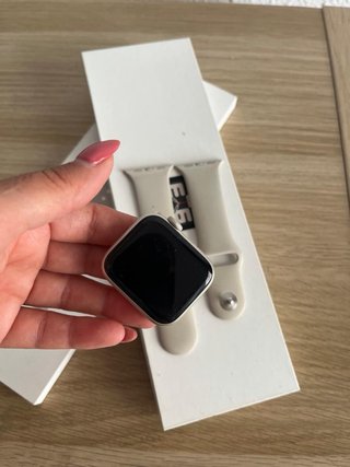 Apple Watch SE (2023) Beige/Plata