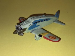 Avión de hojalata antiguo años 40