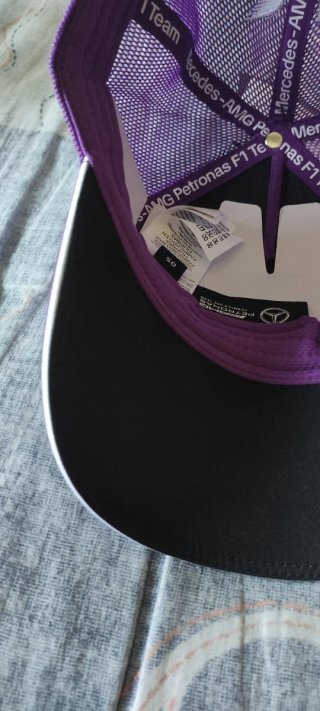 Gorra Mercedes F1 Oficial Morada