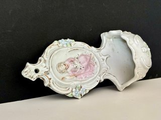 Benditera porcelana con figura