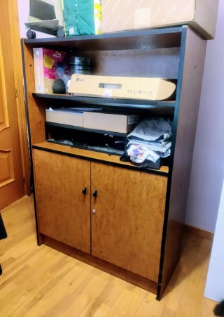 Mueble de oficina elegante con baldas