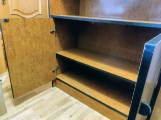 Mueble de oficina elegante con baldas