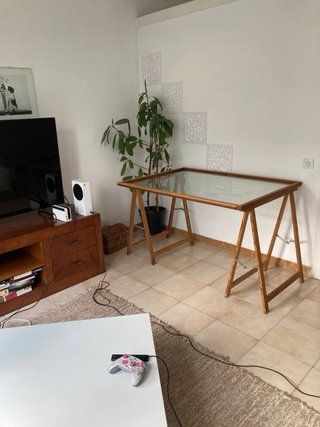 Mesa cristal y madera con caballetes