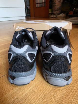 Zapatillas Asics Negras y Grises