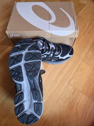 Zapatillas Asics Negras y Grises