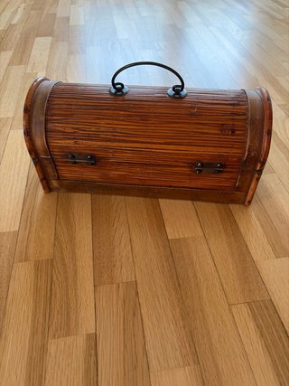 Baúl de madera vintage con asa
