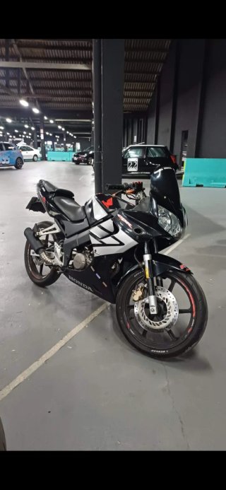 Línea de escape CBR125R