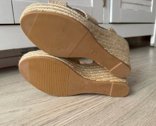 Sandalias cuña esparto y tiras grises