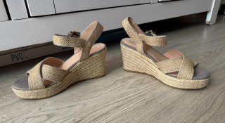 Sandalias cuña esparto y tiras grises