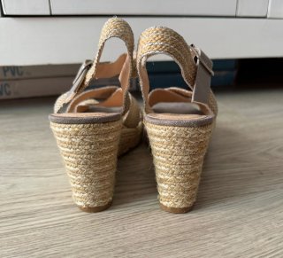 Sandalias cuña esparto y tiras grises