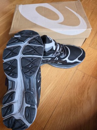 Zapatillas Asics Negras y Grises