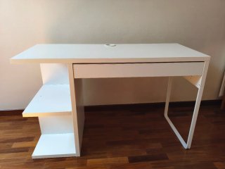 Tavolo per computer bianco con cassetto