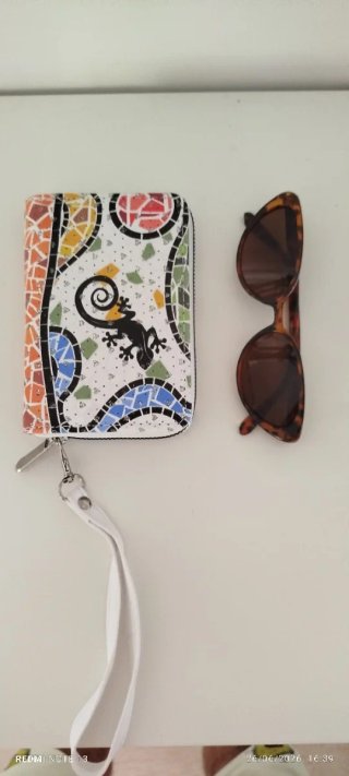 Cartera con diseño mosaico y lagarto