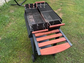 Barbacoa de carbón metal y madera