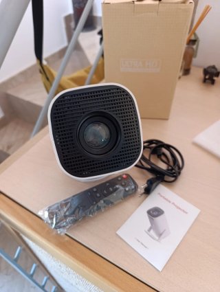 Mini proyector 4K blanco
